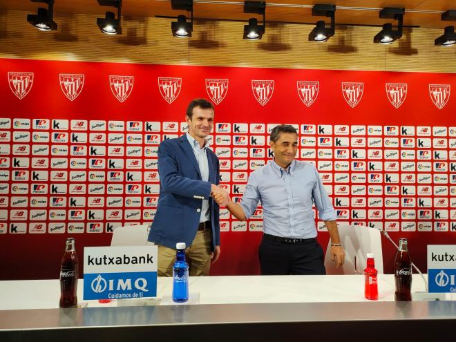 Jon Uriarte junto a Ernesto Valverde en su presentación como entrenador del Athletic Club en San Mamés.