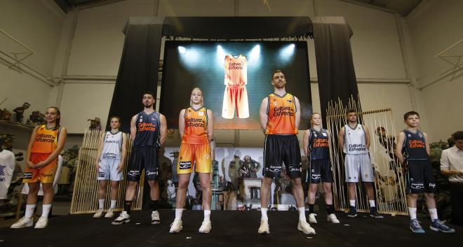 Valencia Basket enciende su piel con una nueva equipación que homenajea a las Fallas (Foto: MA Pol