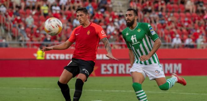 Antonio Raíllo protege un balón ante Borja Iglesias. 