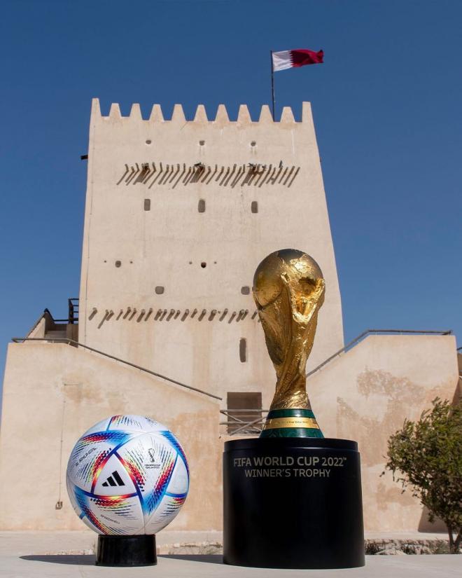 La Copa del Mundo junto con el balón oficial del Mundial de Qatar 2022 (Fuente:FIFA)