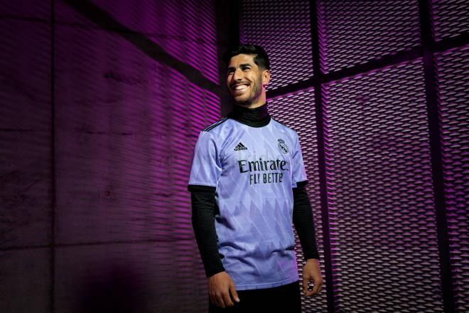 Marco Asensio, con la segunda camiseta del Real Madrid para la 22/23 (Foto: RM).