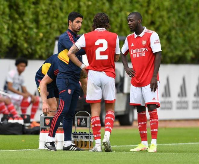 Héctor Bellerín recibe instrucciones de Mikel Arteta (foto: Arsenal).