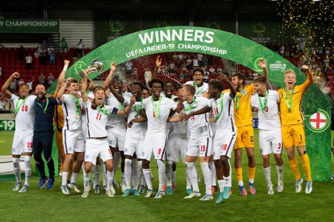Chukwuemeka, en centro de la imagen con el '8', festeja el título (Foto: UEFA).