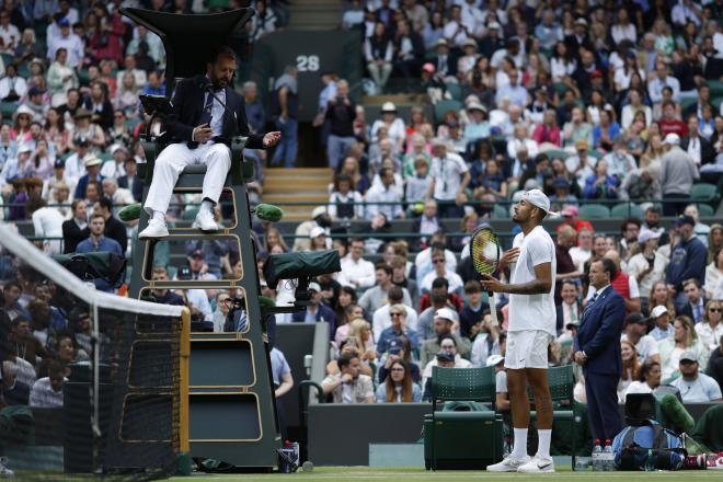 Nick Kyrgios protesta durante su partido ante Stefanos Tsitsipas en Wimbledon (Fotos: Cordon Press)