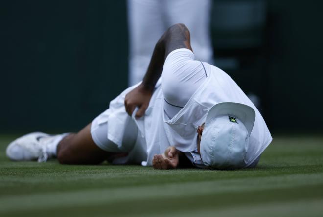 Nick Kyrgios se duele durante su partido ante Stefanos Tsitsipas en Wimbledon (Fotos: Cordon Press)