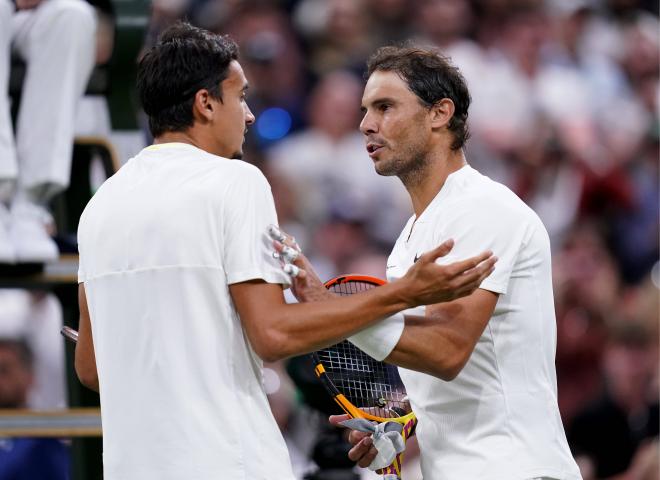 Lorenzo Sonego y Rafa Nadal discuten durante su partido en Wimbledon (Foto: Cordon Press).