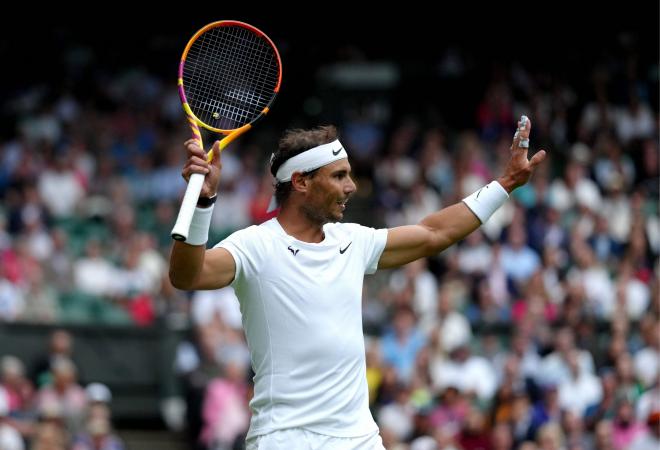Rafa Nadal pide perdón durante un partido en Wimbledon (Foto: Cordon Press).
