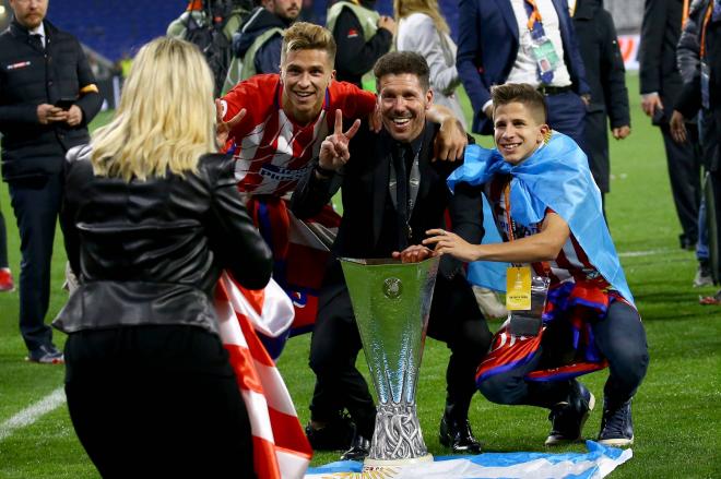 Simeone celebra con Gianluca y Giovani la Europa League de 2018 (Foto: Cordon Press).