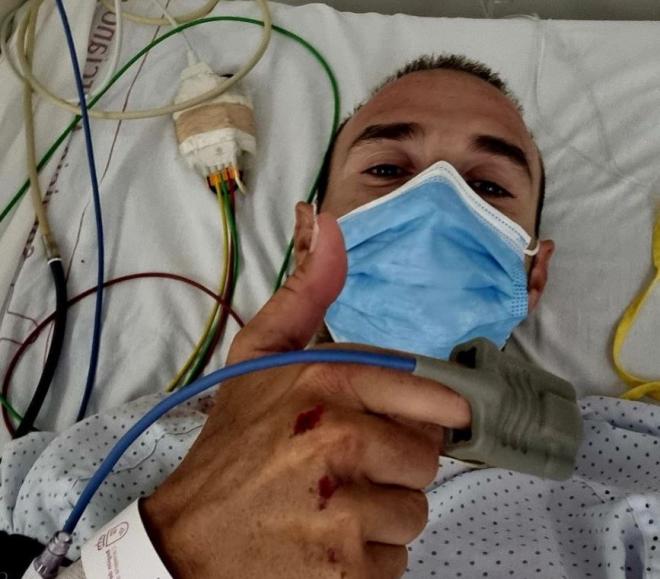 Alejandro Valverde posa desde el hospital tras el atropello sufrido (Foto: Instagram).