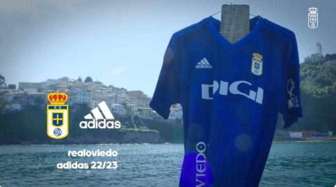 Primera indumentaria del Real Oviedo de la campaña 2022/2023.