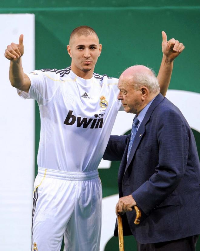 Benzema en el día de su presentación junto a Di Stéfano. Fuente: realmadrid