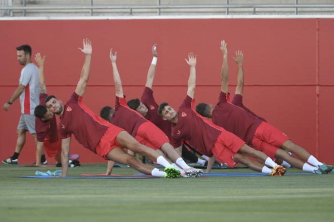 Los jugadores del Sevilla, en el primer entrenamiento de la pretemporada (Foto: Kiko Hurtado).