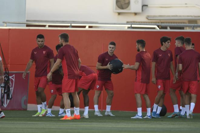 Los jugadores del Sevilla, en el primer entrenamiento de la pretemporada (Foto: Kiko Hurtado).