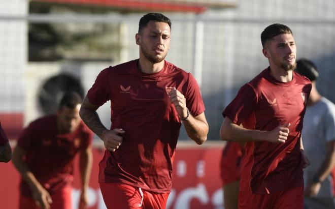 Los jugadores del Sevilla, en el primer entrenamiento de la pretemporada (Foto: Kiko Hurtado).