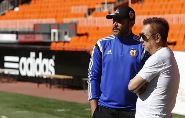 Nuno conversa con Lim (Foto: Valencia CF).