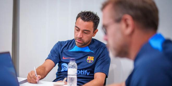 Xavi Hernández, en una reunión con su cuerpo técnico (Foto: FCB).