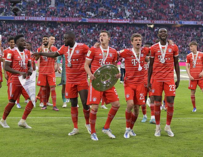 Benjamin Pavard celebra la Bundesliga del Bayern (Cordon Press).