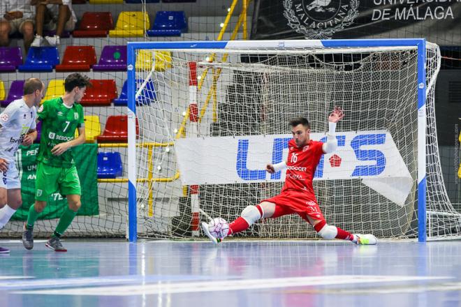 Conejo hace una parada en un partido del UMA Antequera.