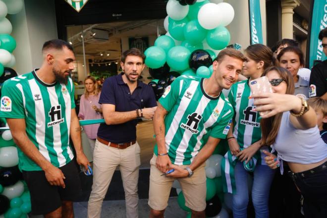 Borja Iglesias y Canales, con las nueva equipación del Betis. 