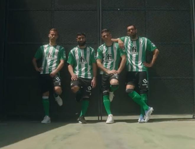 Sergio Canales, Nabil Fekir, Joaquín Sánchez y Borja Iglesias con las equipaciones del Betis.