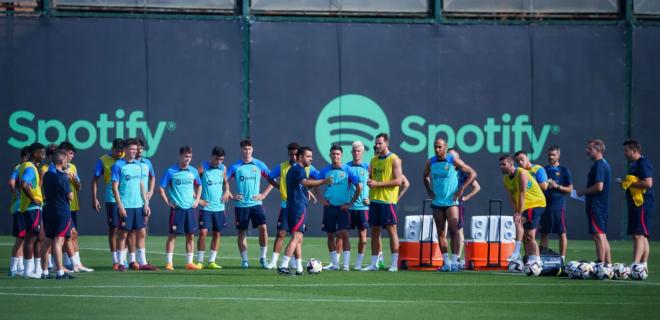 Xavi Hernández da instrucciones en el entrenamiento de pretemporada del Barcelona (Foto: FCB).