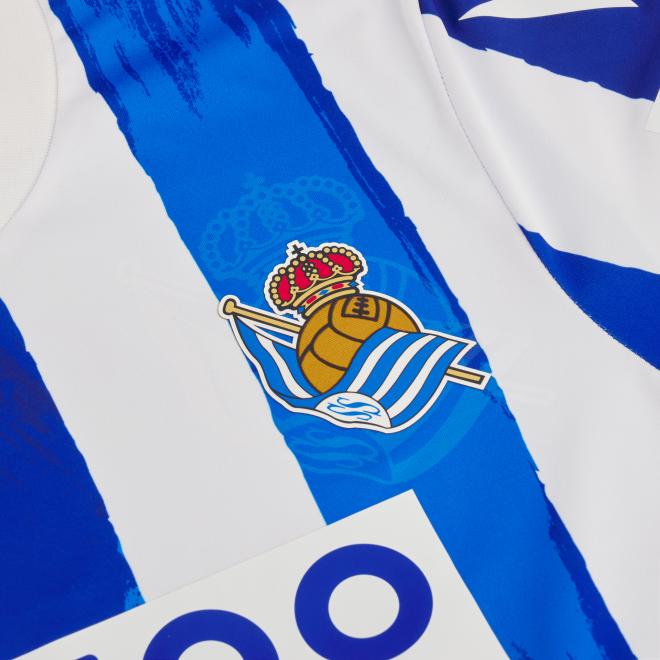 Escudo en la nueva camiseta de la temporada 2022-23 de la Real (Foto: Real Sociedad).