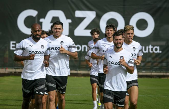 Gayà capitanea el primer entrenamiento de la pretemporada (Foto: Valencia CF).