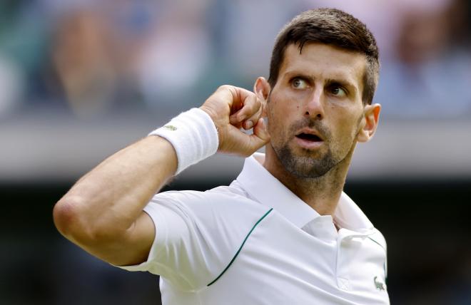 Novak Djokovic festeja un punto ante Sinner en Wimbledon (Foto: EFE).