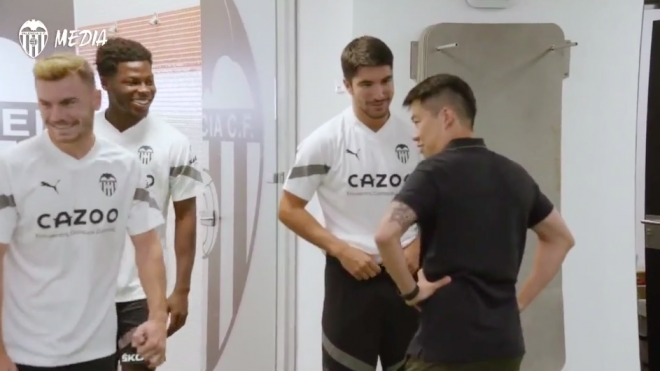 Soler conversa con Sean Bai en el primer día de la pretemporada del Valencia 2022/2023.