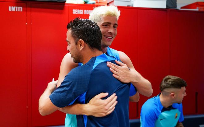 Xavi Hernández saluda a Sergi Roberto el primer día de trabajo del Barcelona (Foto: FCB).