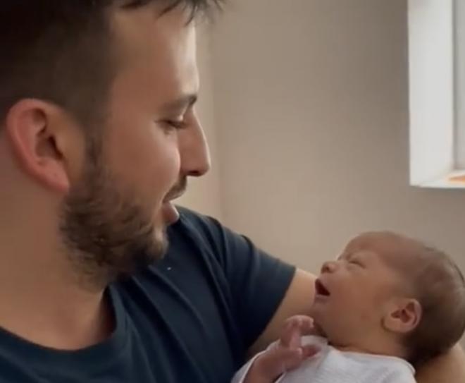 Imagen del padre cantando la nana a su bebé en el vídeo de TikTok.
