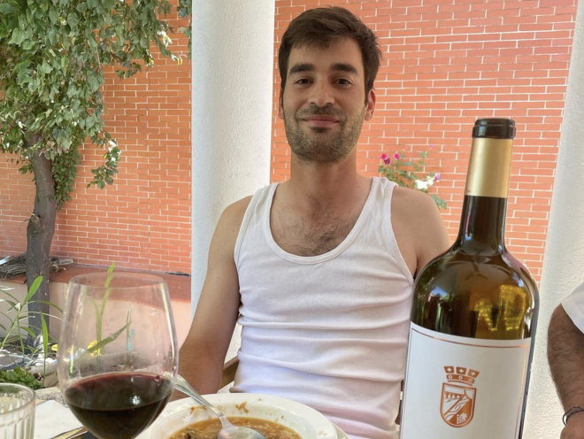 Manu Trigueros, comiendo cocido en casa de su madre (Foto: Instagram).