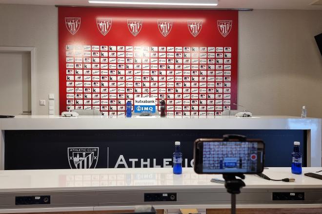 La sala de prensa en las instalaciones del Athletic en Lezama (Foto: DMQ Bizkaia).