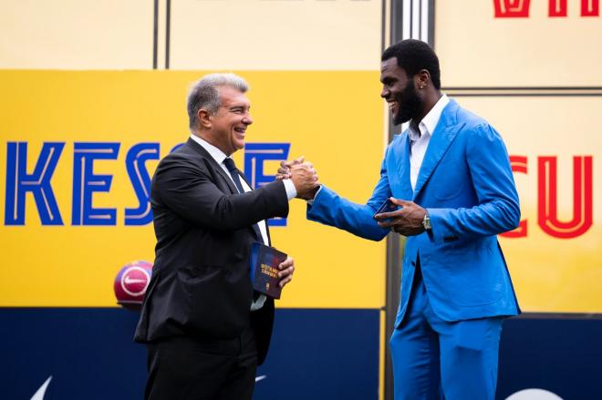 Joan Laporta y Franck Kessie se saludan en la presentación del marfileño (Foto: FCB).