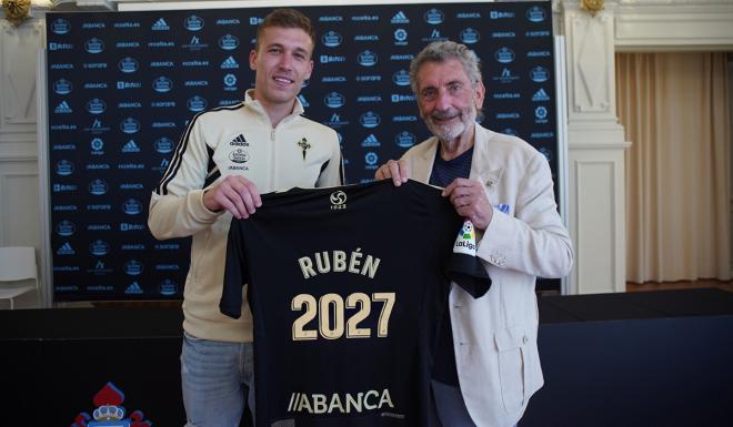 Rubén Blanco posa con la camiseta de su renovación. (Foto: Celta de Vigo).