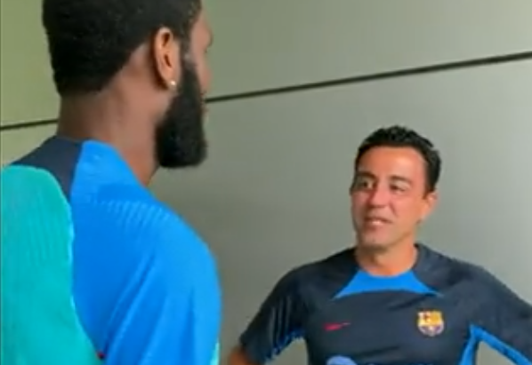Franck Kessié y Xavi Hernández en un entrenamiento (Foto: Extraída del vídeo oficial de los medios del club)