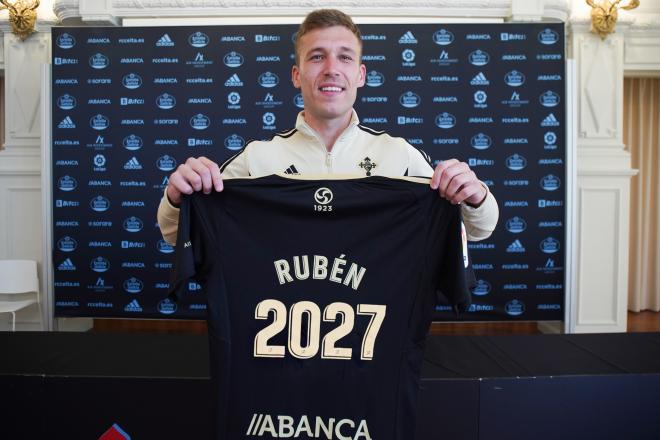 Rubén Blanco tras renovar su contrato (Foto: RC Celta).