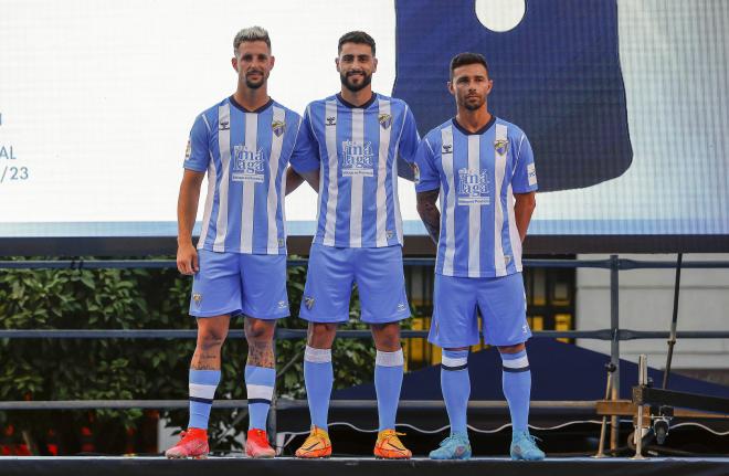 Fran Sol, Luis Muñoz y Rubén Castro, en la presentación de las camisetas (Foto: Málaga CF).