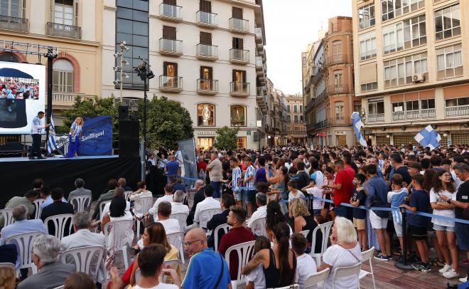 Aficionados presentes en la presentación de las camisetas (Foto: Málaga CF).