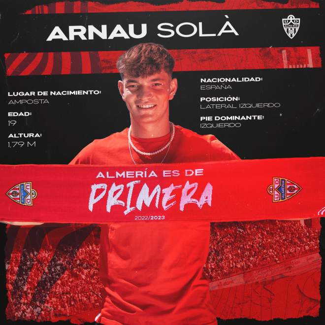 Arnáu Solà posando como nuevo jugador del Almería (Fuente: UD Almería)