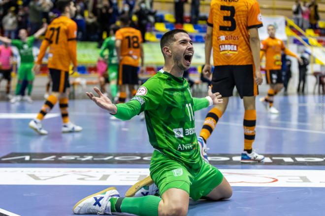 Quique Hernando celebra un gol con el CD UMA Antequera.