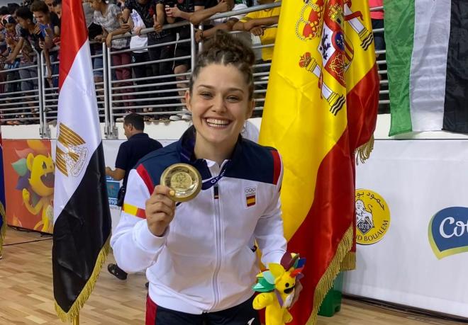 Elena Cuadrado posa con el oro de los Juegos del Mediterráneo de Orán.