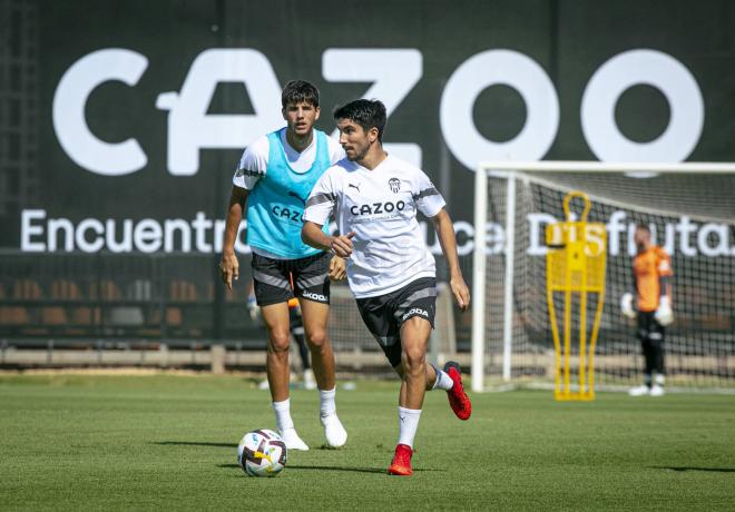 Carlos Soler, Guedes y Gayà no escatiman esfuerzos en el entrenamiento del Valencia CF (Foto: Valencia CF)