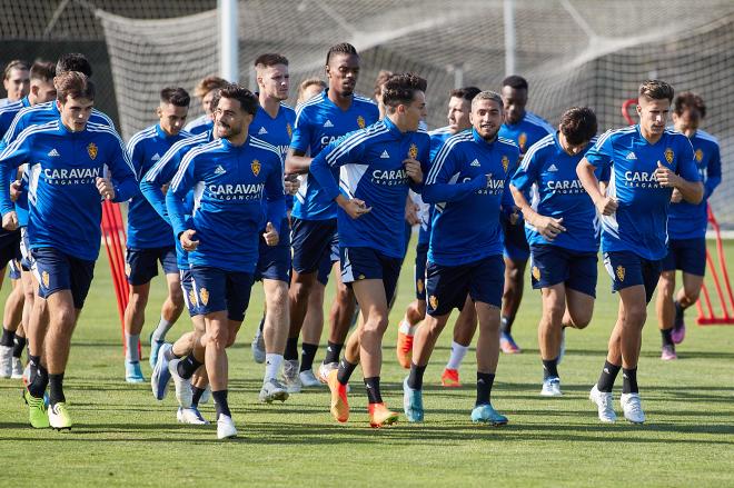 Carbonell, uno más en el grupo durante el entrenamiento del Real Zaragoza (Foto: Daniel Marzo).