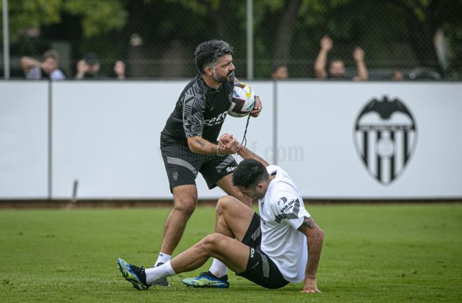 Gattuso levanta y felicita a Maxi Gómez en uno de los entrenamientos en Paterna (Foto: Valencia CF).