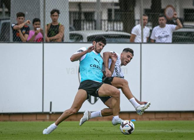 Guedes pugna con Hugo Duro en un entrenamiento esta pretemporada en el Valencia CF (Foto: Valencia CF)