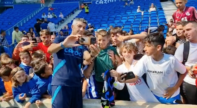Imanol Alguacil se convierte en experto en selfies: el entrenador de la Real Sociedad es la estrell