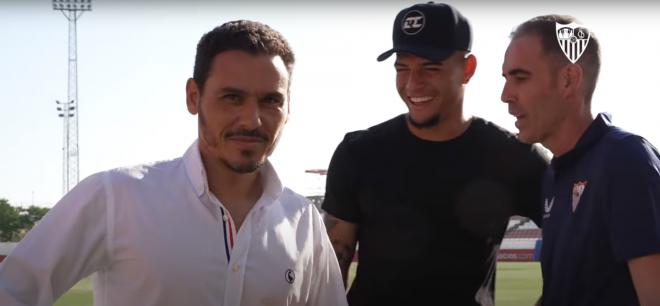 Fernando Navarro bromea con Diego Carlos.