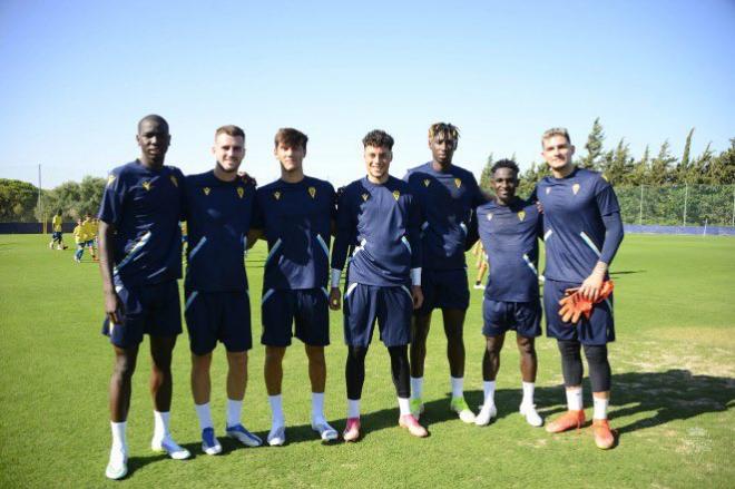 Los siete canteranos, posando en El Rosal (Foto: Cádiz CF).