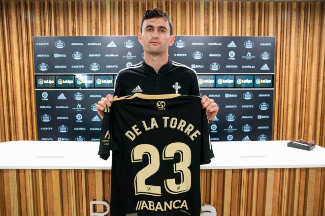 Nico de la Torre posa con la camiseta del Celta (Foto: RC Celta)